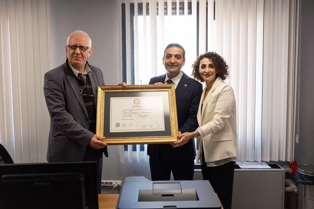 Beyoğlu'nun mutlu yarınları için mazbatımızı aldık. 

Tüm Beyoğlulu komşularıma hayırlı olsun.

15.00’te 6. Daire önünde buluşalım.