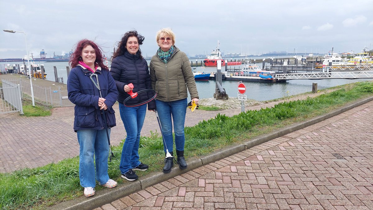 We hebben drie nieuwe vrijwilligers erbij in @HoekvanHollandd! Zij gaan zorgen voor schone straten, duinen, parken en strand. Wil jij ook meehelpen om het ecosysteem te ontdoen van niet afbreekbaar zwerfafval? Meld je ook aan bij @zwerfieRdam! :-)) #zwerfie #cleanup