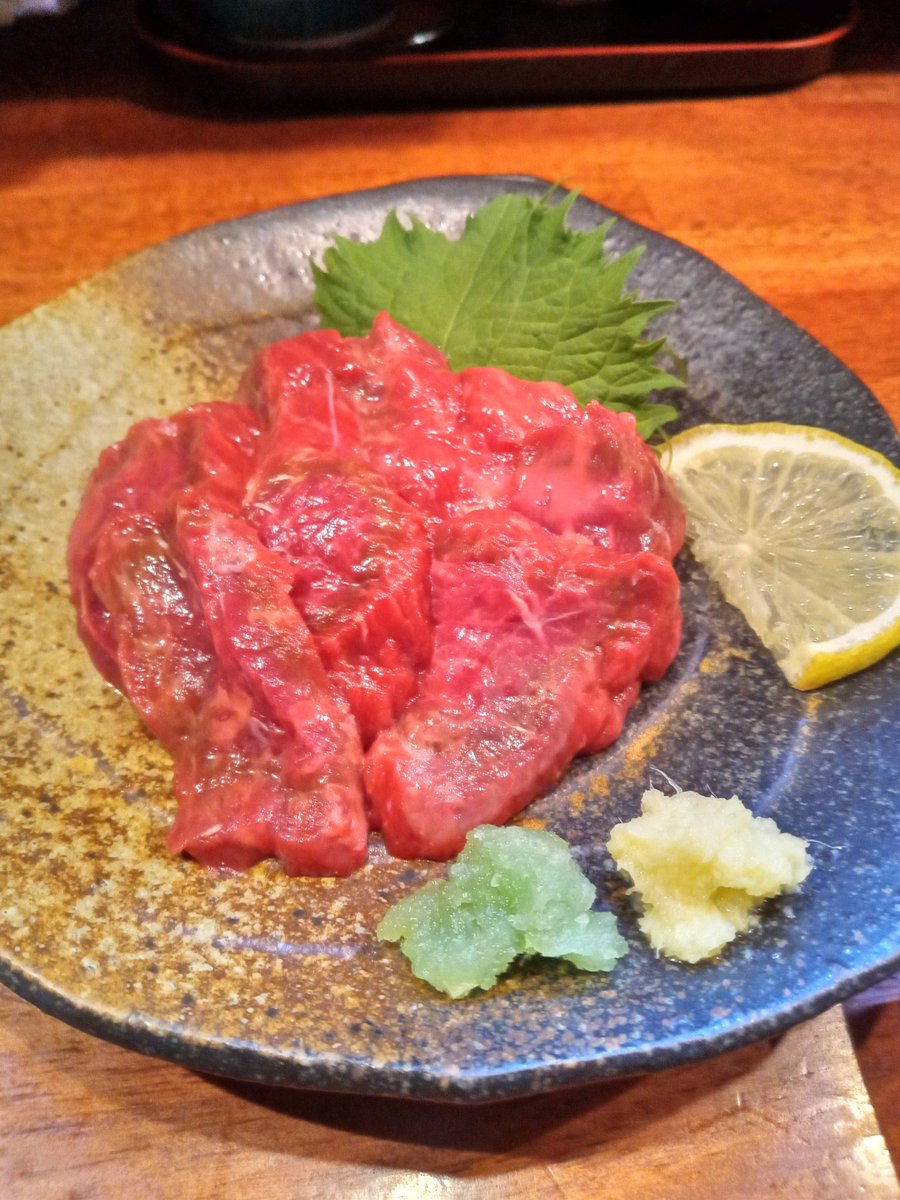 肉！クジラ刺身です。
脂が獣の感じですね〜
ハツに近い様な生肉感が良き良き☆
冷やの日本酒に最適です