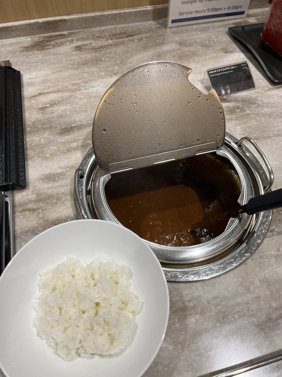 yooomaikoootrip's tweet photo. 現場より速報です📣

羽田ANA SUITEラウンジにて、カレー小競り合いが発生した模様！

並んでいたおじさまの前の方でルーがなくなり、おじさまはライス準備万端だったのにルーないもんだから、福神漬けを取っていた前者へ『なんで全部取るんだよ‼︎』と声かけ🥹

早よ来いや　or   外で食べろや https://t.co/4rZoUltm1A