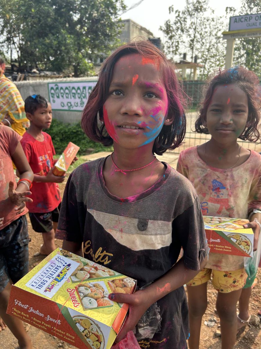 SATTVIC_SOUL's tweet photo. Holi Celebration, Bhubaneswar 

Team @SATTVIC_SOUL celebrated Holi with BMC workers,street dwelling kids &amp; Traffic cops. Our team interacted with them &amp; gifted them a box filled with love,containing snacks.The radiant smiles  heartfelt blessings made all efforts worthwhile https://t.co/nSvVsC1OMD