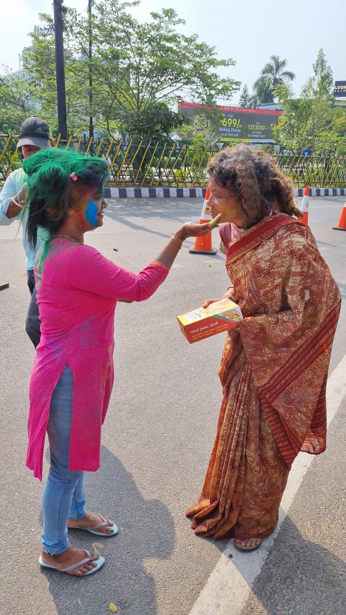 SATTVIC_SOUL's tweet photo. Holi Celebration, Bhubaneswar 

Team @SATTVIC_SOUL celebrated Holi with BMC workers,street dwelling kids &amp; Traffic cops. Our team interacted with them &amp; gifted them a box filled with love,containing snacks.The radiant smiles  heartfelt blessings made all efforts worthwhile https://t.co/nSvVsC1OMD