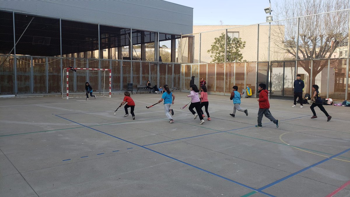 🏑 Seguim fent créixer el hockey a les escoles! 💪🏻 Les nostres sessions d'entrenament han arribat a les escoles Alexander Galí i Mediterrània de Ciutat Vella, oferint als més petits una experiència enriquidora centrada en el desenvolupament personal a través de l'esport