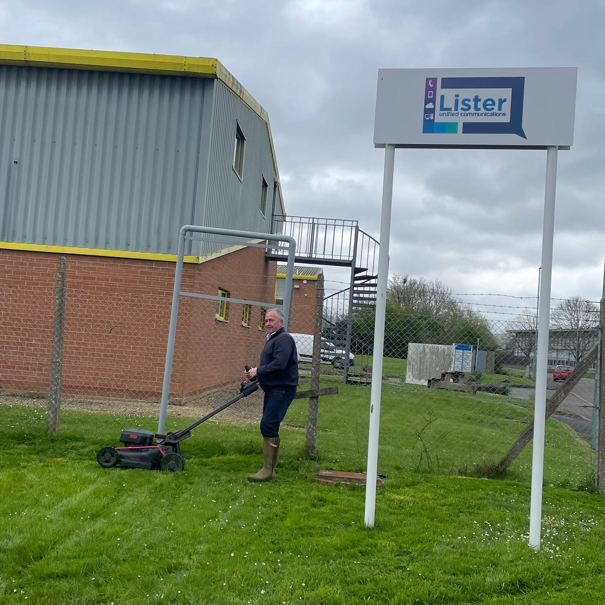 It doesn't matter who you are the lawn still needs mowing! Doesn't it Rob Lister!? and with an E-mower 👍