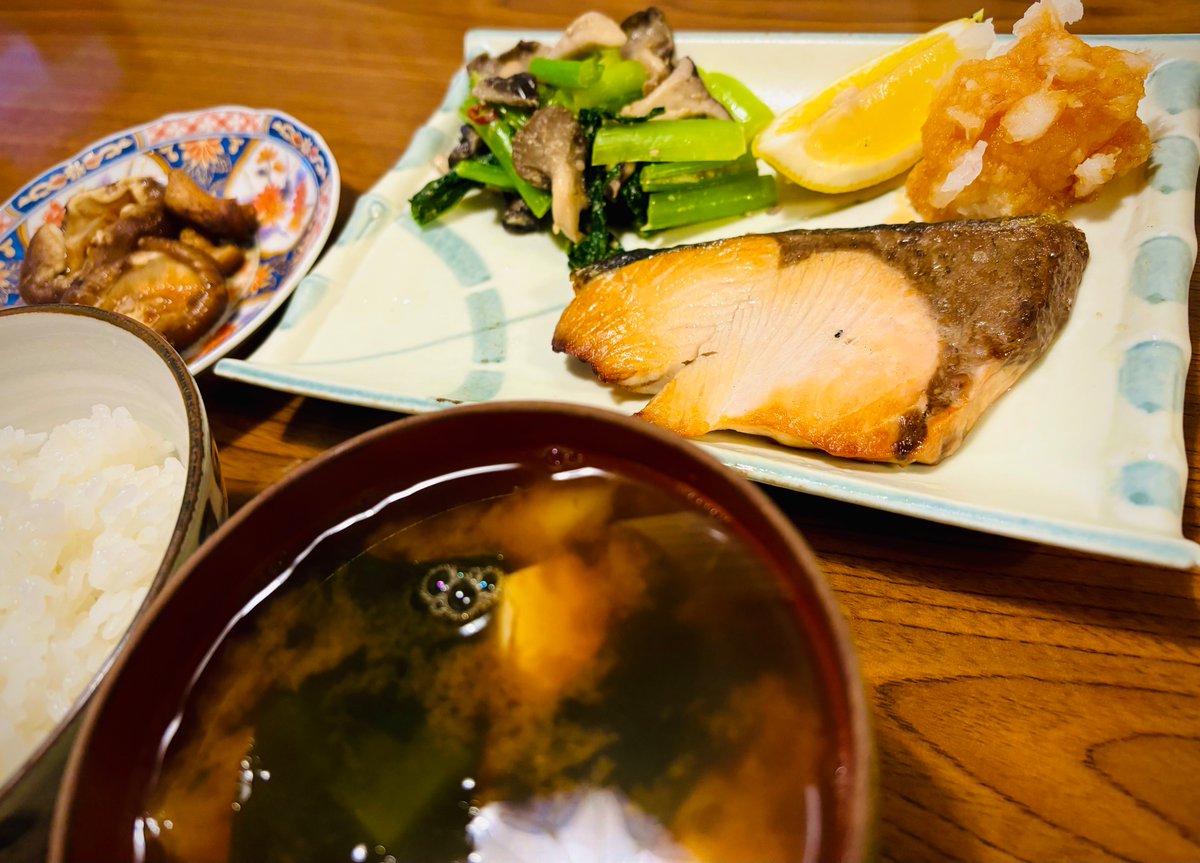 今日の晩ご飯は、ブリの塩焼きと小松菜とキノコのナムル、椎茸のバター焼き、赤だしのお味噌汁…なのだ。