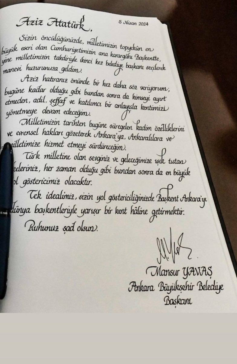 Mansur Yavaş, yeni dönemin ilk gününde Anıtkabir'i ziyaret edip Anıtkabir Özel Defteri'ni imzaladı.