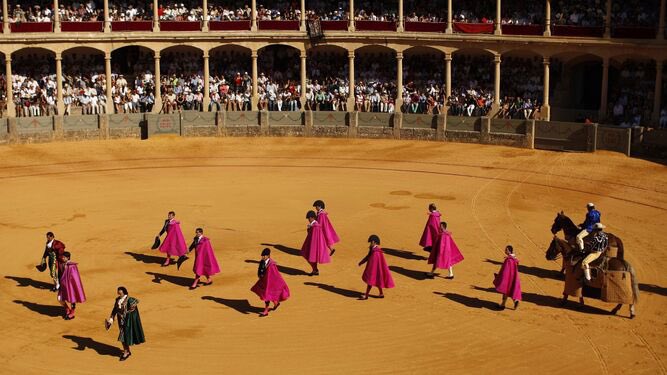 Este año lidiaremos en Ronda en su tradicional corrida goyesca. 

Todos los años desde que tengo uso de razón me han llevado mis padres y abuelos a esta plaza. Para nosotros es uno de los compromisos más importantes en toda la historia de la ganadería. Mucha ilusión por delante.