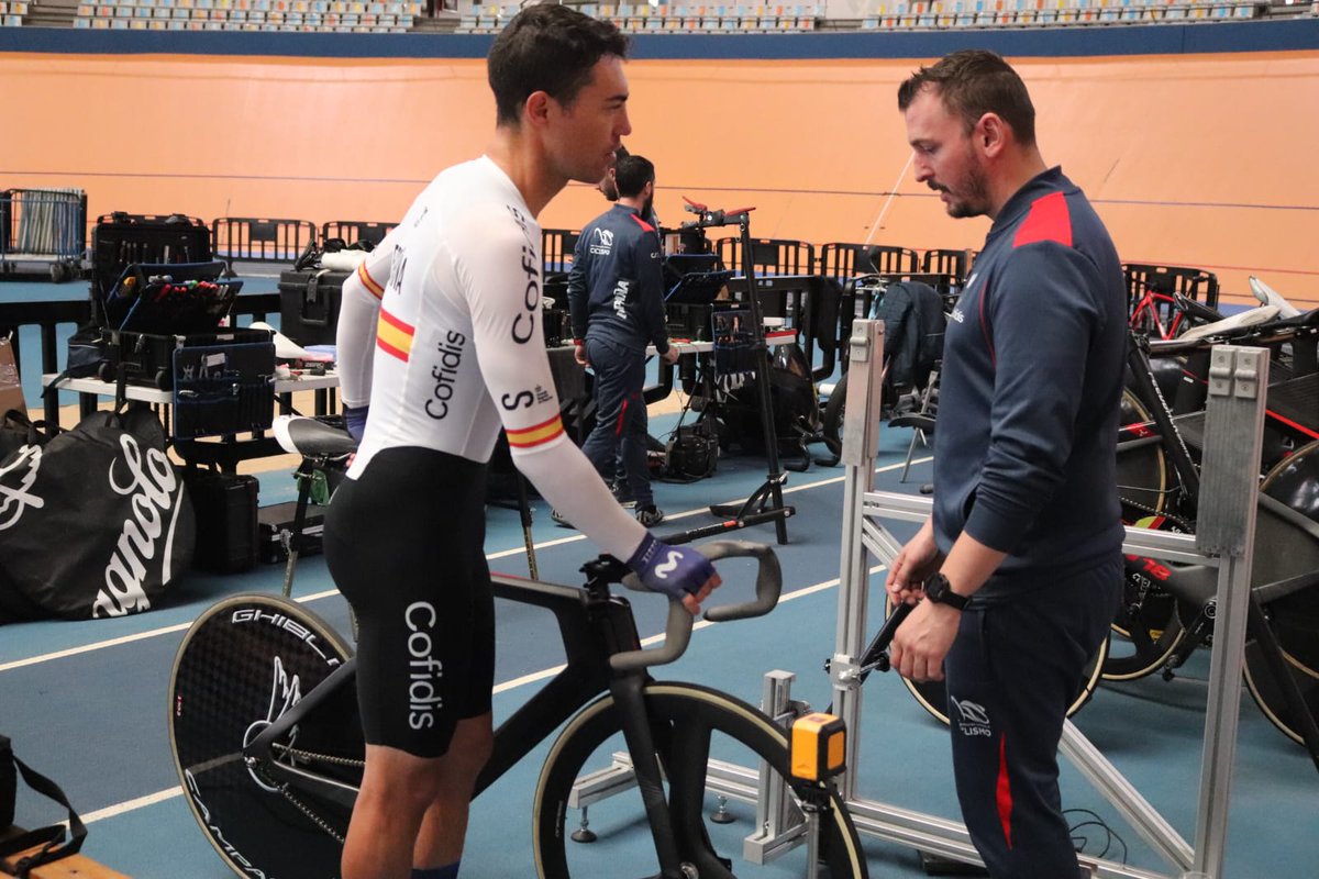 #TeamESPciclismo 🇪🇸 | <a href="/alberttorresb/">Albert Torres B.</a> se ha acercado a la concentración que está realizando la Selección Española en Valencia para efectuar diversas pruebas de material 🔝

¡Importante cuidar cada detalle de cara a lo que nos espera este verano en París! 👌