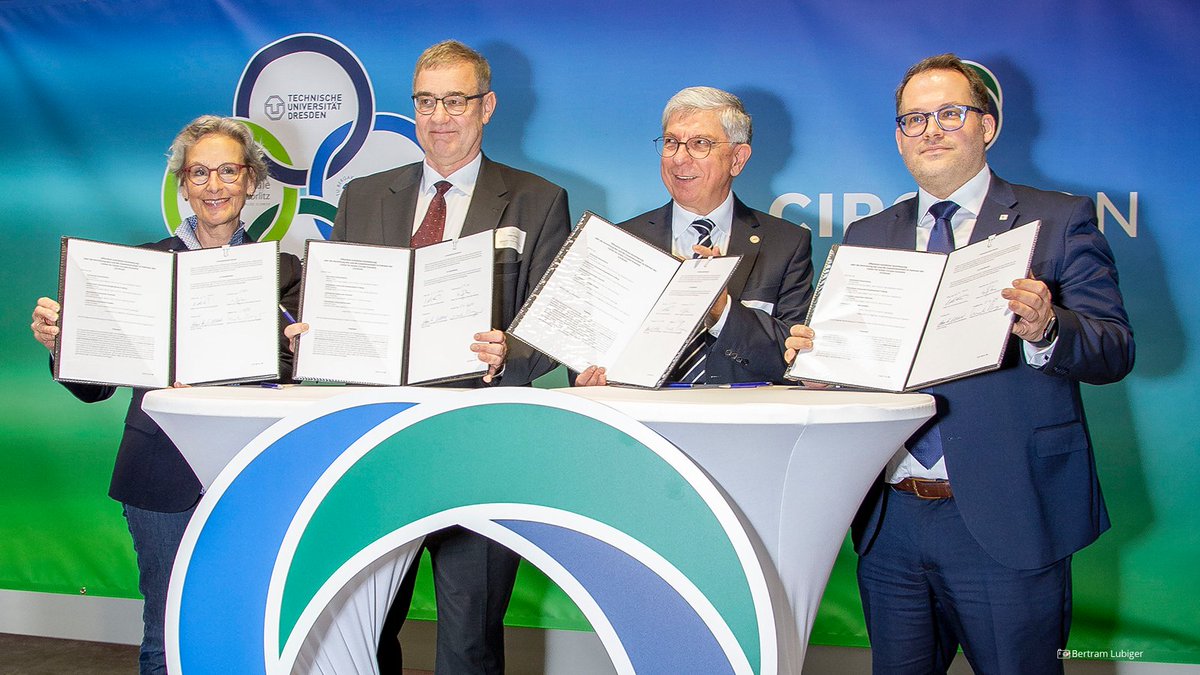 Pilotprojekt für treibhausgasneutrale #Kreislaufwirtschaft in der #Lausitz: ♻️ @TUChemnitz, #TUDresden, @TUBergakademie & @HochschuleZiGr unterzeichneten heute den Kooperationsvertrag zum gemeinsamen Aufbau des Forschungscampus 'Green Circular Economy' (CircEcon).