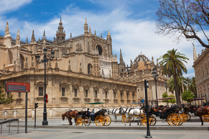 ¿Sabías que la ⛪ catedral gótica más grande del mundo está en España? Concretamente, ¡en SEVILLA! 🤩 👉🏼 ow.ly/22Xc50QKKEe