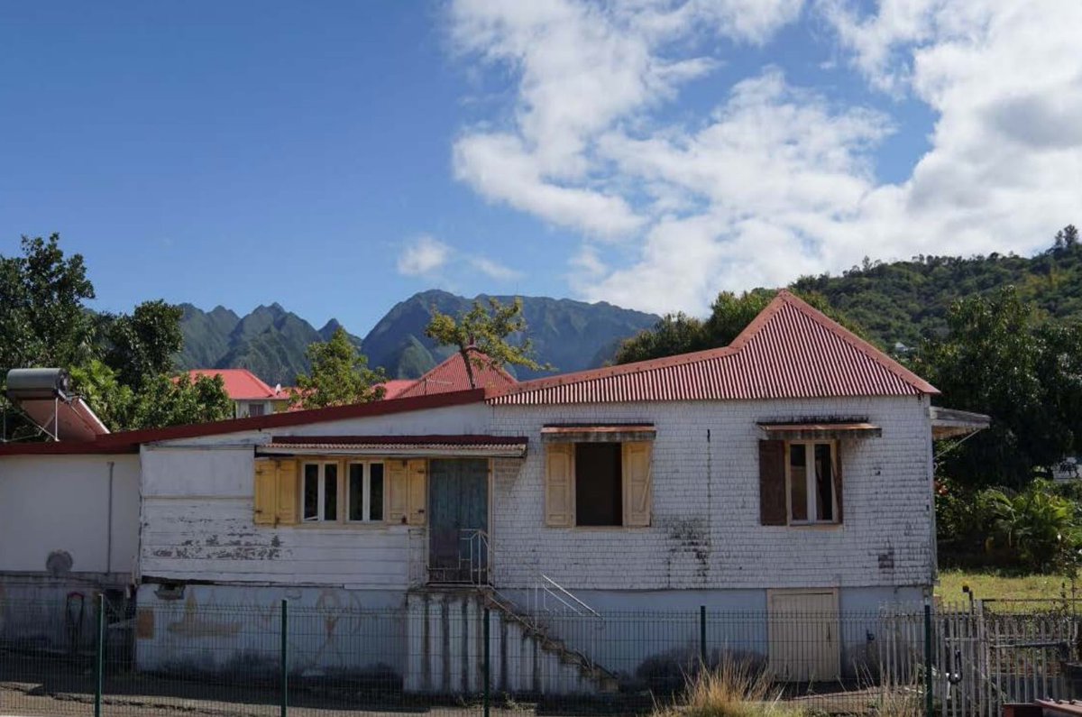 outremers360's tweet photo. La #CaseCréole dans la commune de l’#EntreDeux à #LaRéunion parmi les quinze premiers projets lauréats du fonds de soutien aux Métiers d’Art
➡️https://t.co/3EsfFL6uxP
➡️ Edifiée au début des années 1950 pour sa famille par Alfred Hoarau, maire de la commune de l’Entre-Deux de 1959 à 1977, cette case créole s’intègre pleinement dans l’architecture créole préservée du centre-ville de l’Entre-Deux. Elle présente un intérêt patrimonial certain compte tenu de son architecture typiquement réunionnais.