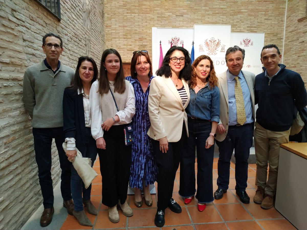 Ayer asistimos a la charla de APAT con motivo del #DíaInternacionaldelAutismo en @toledoayto. El neurocientífico José Ramón Alonso incidió en la idea de que no hay una única forma correcta de ser, necesitamos un espacio para todos en la sociedad. #Autismo