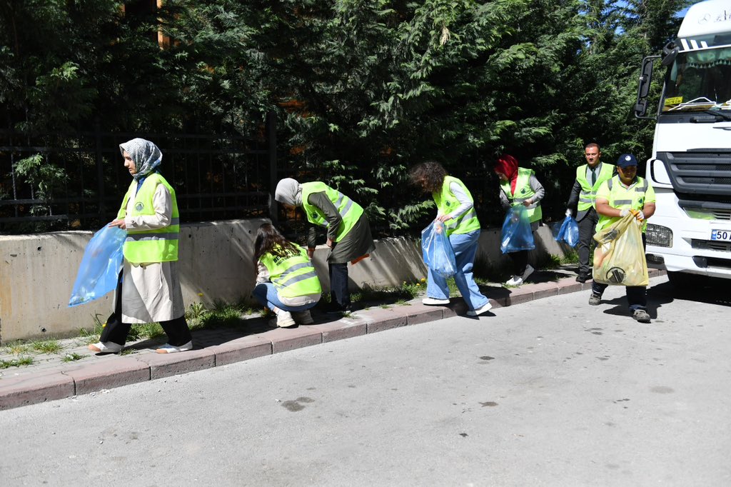 Altındağ Belediye Başkanı Veysel Tiryaki, Altındağlı gençler, çocuklar ve hanımlar ile temizlik seferberliği başlatarak hep birlikte çöp topladı. En güzel temizlik hiç kirletmemektir diyen Başkan Tiryaki, geçmiş dönemlerde Türkiye'nin en temiz ilçesi seçildiğimiz gibi yeniden…