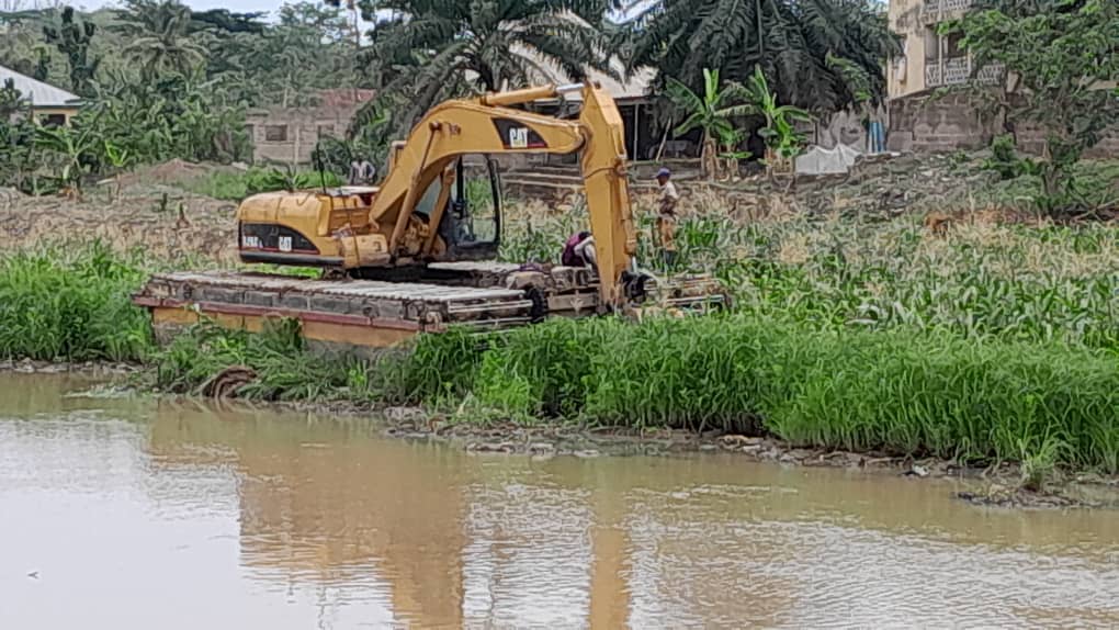 Osun government begins dredging of waterways As the raining season is fast approaching, the Osun State Government through the Ministry of Environment and Sanitation has commenced dredging of major waterways in the state to avert flood disaster. Leading other senior government…