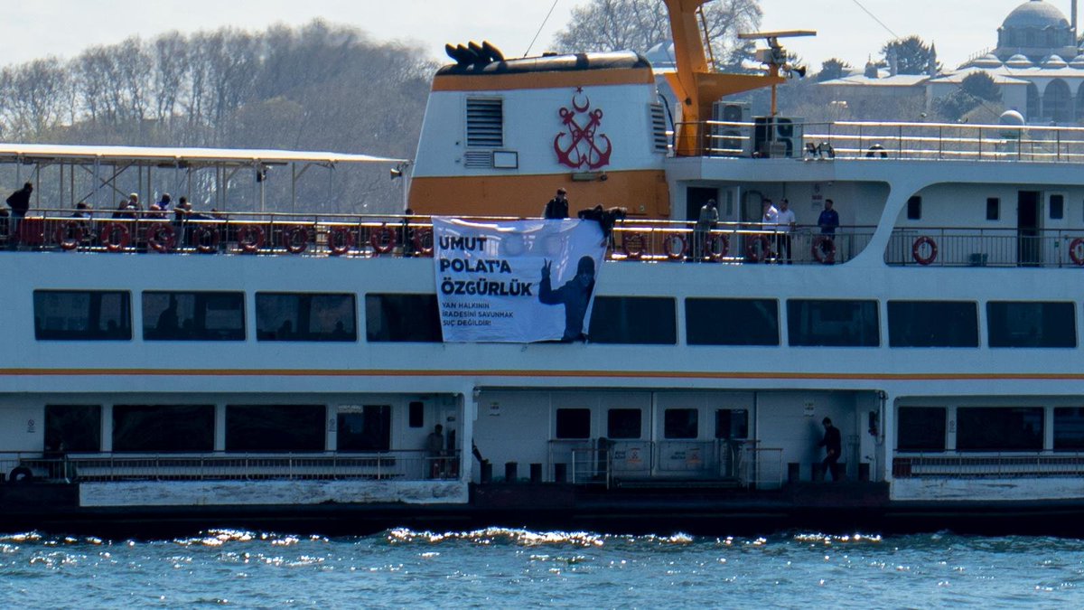 Umut ve Muhammed halkın iradesine sahip çıktıkları için tutsak edildi. Onların arkasında yüz binler dimdik ayakta, siz ise yalnız bir mağlubiyete mahkum olacaksınız! Kirli ellerinizi gençlerin üzerinden çekin, arkadaşlarımızı derhal serbest bırakın!