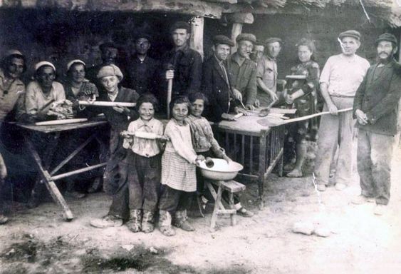 URSS, refugiés juifs de pologne,
cuisson de la matsa pour pessah , 1943.