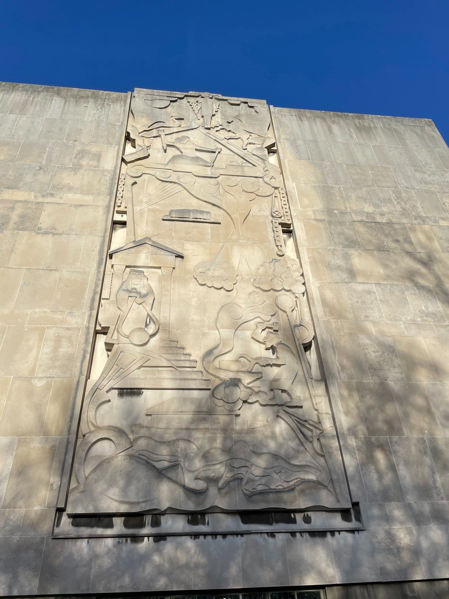 Have you ever noticed this frieze on the @UofGEngineering Building, James Watt South? Titled ‘The Progress of Science’, the sculpture by Eric Kennington and Eric Stanford (1959) features a Latin inscription: 'By sea and by land, through knowledge and skill, learn and teach'. 💙