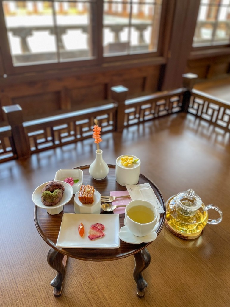 Korean traditional desserts? Check! Inside a hanok? Check! Wearing hanbok? Check! Pefect trio for you to enjoy desserts and drinks made for the Royal Palace. 📍 Korea House: tinyurl.com/mrsaeb9e #visitkorea #korea #travel #Hanok #desserts #traditional #beauty