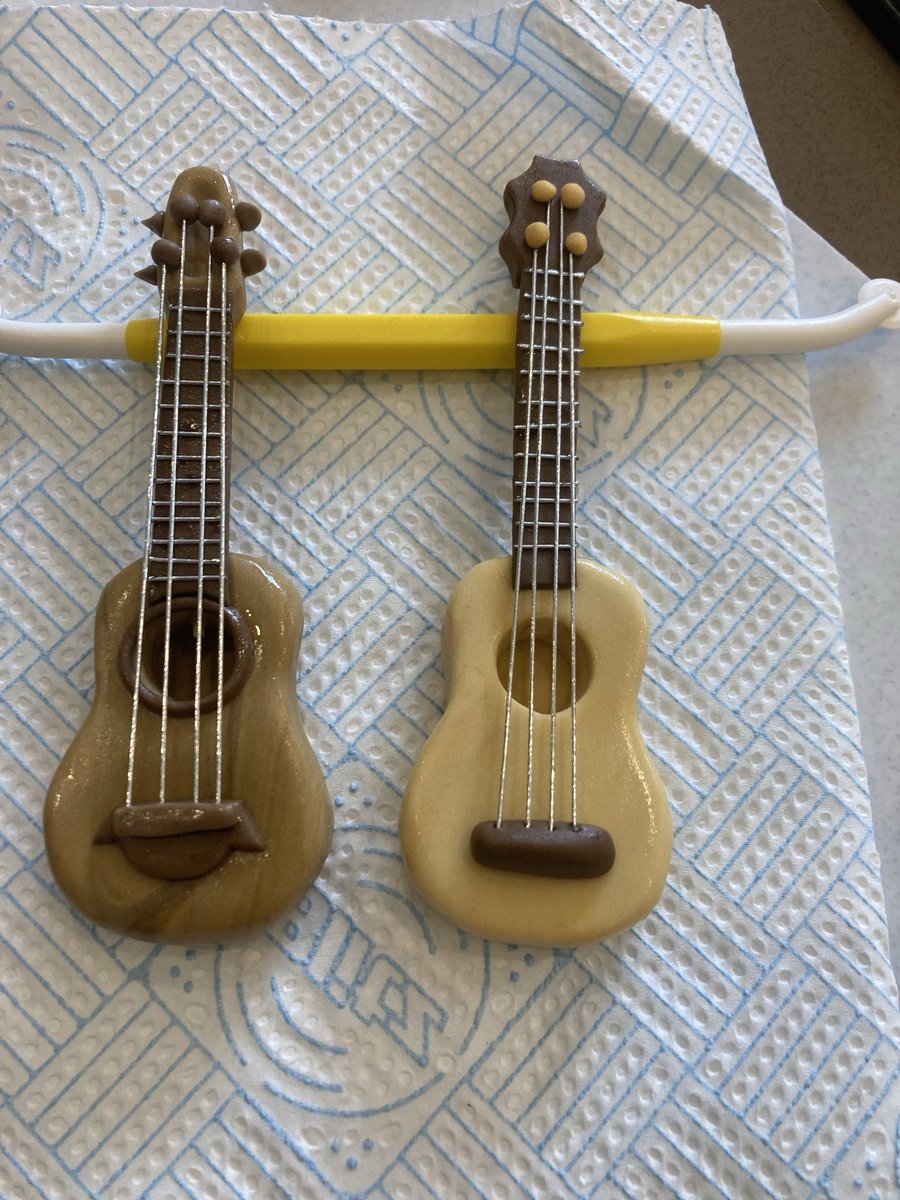 LouBcakes's tweet image. Only #cake #decorators will know how many hours went into these! 😱😫 #ukeleles #fondant #cakedecorating