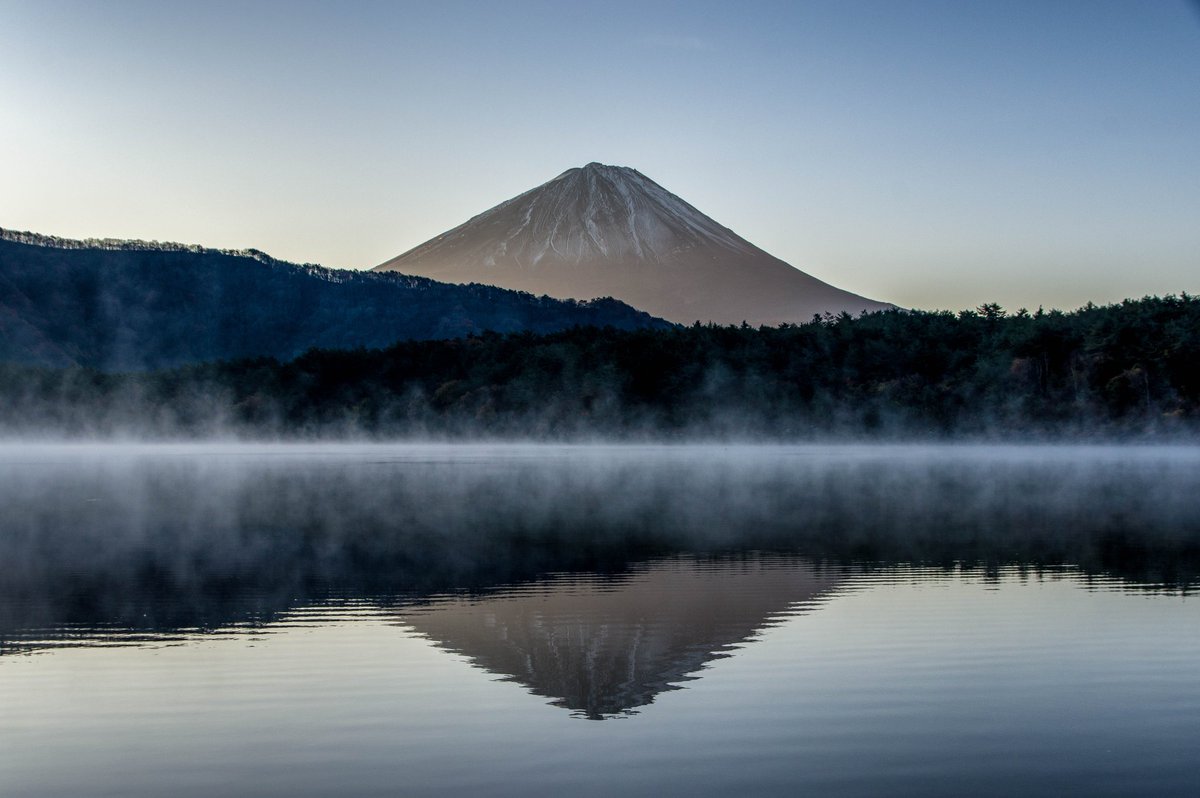 『富士山』 早朝の西湖から立ち昇る気嵐と富士山。 今夜は鶏団子鍋で🍻 今日も一日お疲れ様。 #ファインダー越しの私の世界 #写真好きな人と繋がりたい #ふぉと #PENTAX