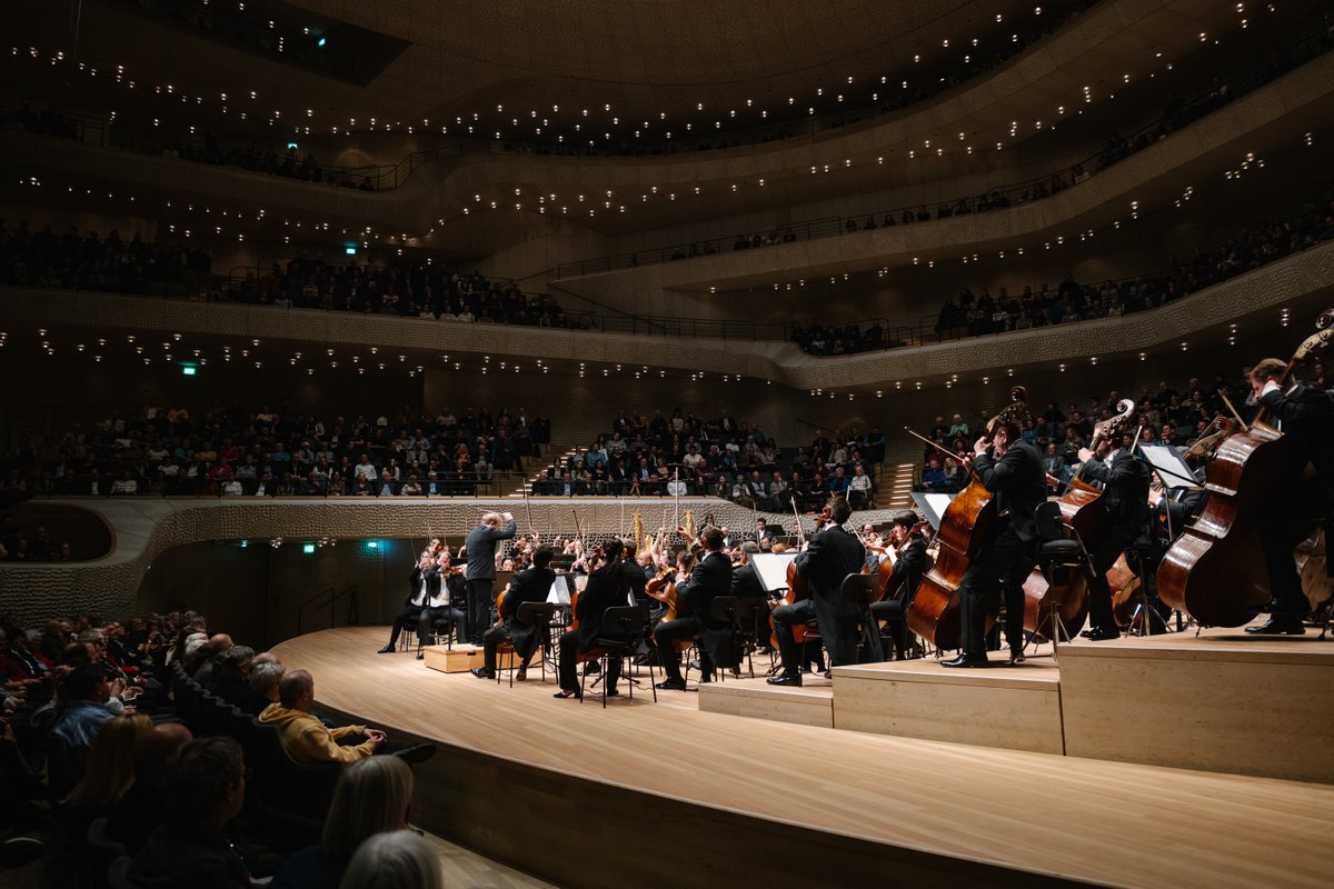 L'@OrquestraOBC va inaugurar ahir la seva gira europea amb un concert impressionant i molt aplaudit a @elbphilharmonie !😍 A les ordres de @LudovicMorlot, van interpretar a Montsalvatge i Ravel amb @BarronFleur i l'estrena mundial de @RaquelGTomas 🎶 📷DanielDittus.com