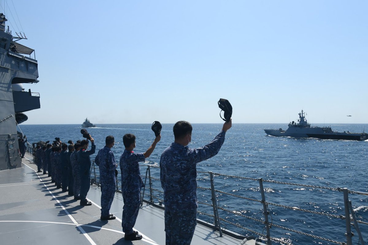 JS AKEBONO conducted bilateral exercise with the Royal Malaysian Navy #KDKERIS, #KDSELANGOR. Through this exercise, we have contributed to the realization of stable use of the oceans and deepened defense cooperation between Japan and Malaysia. #FreeAndOpenIndoPacific @tldm_rasmi