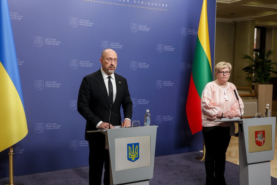 Lithuania to purchase 3,000 Lithuanian drones for Ukraine: @Denys_Shmyhal met with @IngridaSimonyte tinyurl.com/24taeqh4 #Support #Solidarity #Cooperation