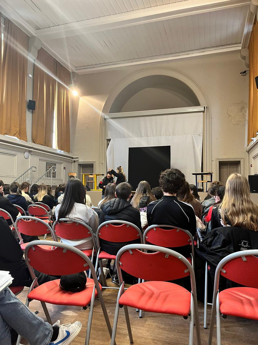 Sensibilisation des élèves du lycée Gambetta de #Tourcoing au #harcèlement : représentation théâtrale donnée par la compagnie la Belle histoire suivi d’un débat en présence des membres du parquet et du psychologue de l’établissement.