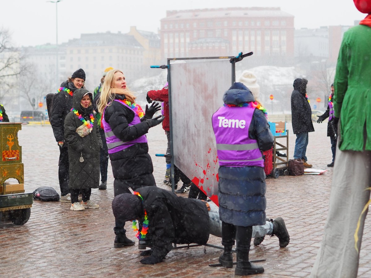 Teatteri- ja mediatyöntekijöiden liitto Teme osoitti tukensa lakossa oleville.
Performatiivisessa mielenilmauksessa Hakaniemen torilla toteutettiin karnevalistinen limboleikkuri, jolla tehdään näkyväksi hallituksen armotonta leikkauspolitiikkaa. #PainavaSyy

Kuvat: Emilie Uggla