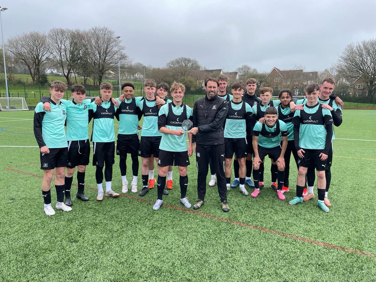 🏆 Plymouth Argyle’s Joel Sullivan pictured with his LFE February Goal of the Month award! #LFEGOTM ⚽️