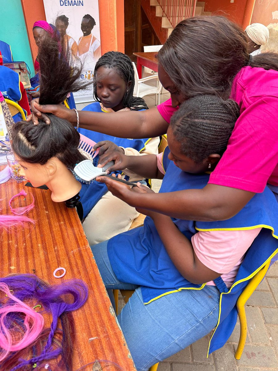 Grâce à Khady Sangaré et à Sagne Boutique, les jeunes filles du #CentreAminataMbaye découvrent une nouvelle activité à travers la coiffure #HandicapIntellectuel #DoomDoomLa
