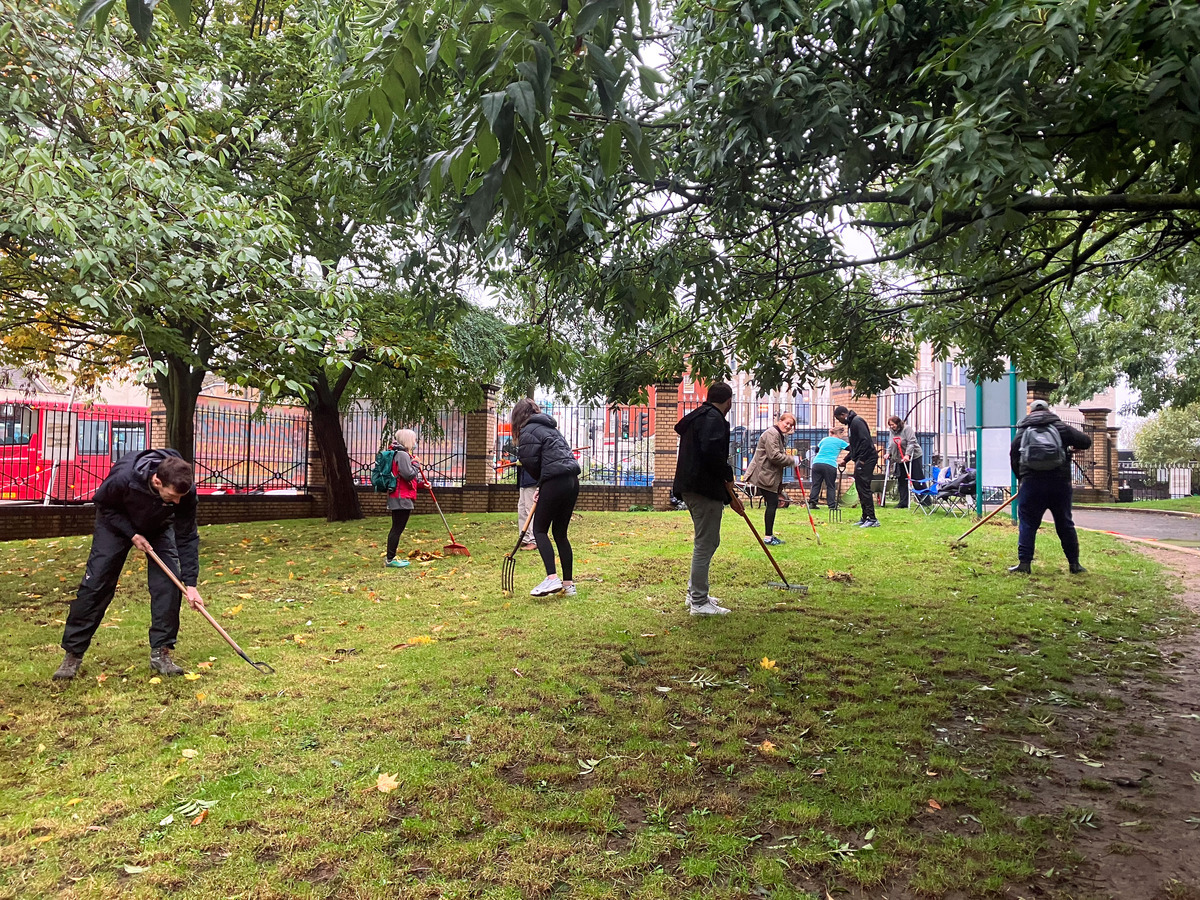 This week it’s #CommunityGardenWeek. Our fantastic volunteers look after the Vicar’s Oak flower beds & the garden @CrystalPMuseum.  We also organise community planting sessions to help promote sustainability. Email gardening@invisiblepalace.org.uk to get involved📧
#CrystalPalace