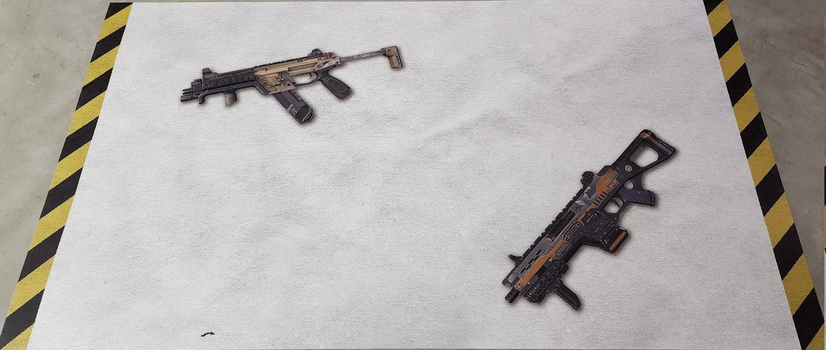 amekaze100's tweet photo. スタッフさんに
｢壁の写真は撮る人いますけど
床の写真を撮る人は見てないw｣
と言われたw
これ…ちょうど3枚ある
武器も各二種ずつ…
あれ…？(変な事を考えた人の図)

 #APEX
 #ApexLegends 
 #APEXMUSEUM https://t.co/q4wPgoASrZ