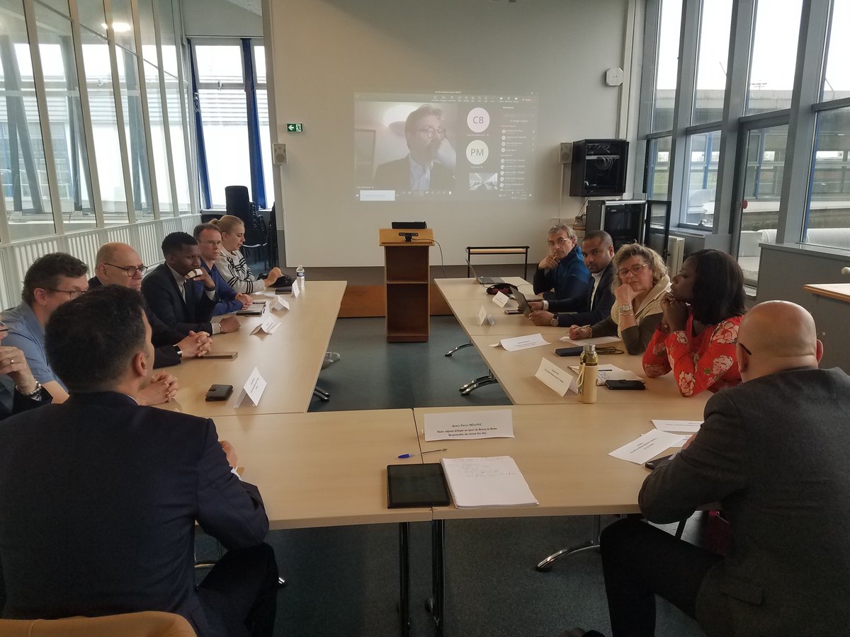 hpmelone's tweet photo. Réunion ce matin à Nanterre des élus au #sport de l'#AMD92
Au programme
✅ Accueil des délégations olympiques étrangères
✅ Préparation de la rentrée sportive 2024
✅ Bilan du #TOP92
👏 aux participants pour ces échanges
🙏 @VilleNanterre pour l'accueil & l’organisation
🏺👇 https://t.co/zeaUYQdmFr
