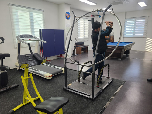 Proswing_Inc's tweet image. 전북 군산 ****회사 휴식실에 #프로스윙머신 설치 직원들과 허물 없이 골프를 즐기시는 회장님~ 골프로 가족같은 회사 분위기^^

#골프연습머신 전문제조 (주)프로스윙
proswing.kr
제품문의:1899-6637

#골프연습기계 #골프궤도연습 #골프자세연습 #드라이버스윙연습 #아이언스윙연습