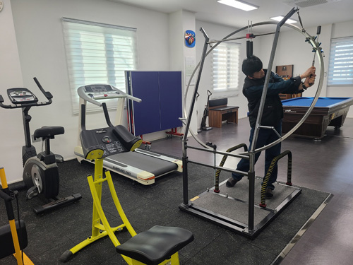 Proswing_Inc's tweet image. 전북 군산 ****회사 휴식실에 #프로스윙머신 설치 직원들과 허물 없이 골프를 즐기시는 회장님~ 골프로 가족같은 회사 분위기^^

#골프연습머신 전문제조 (주)프로스윙
proswing.kr
제품문의:1899-6637

#골프연습기계 #골프궤도연습 #골프자세연습 #드라이버스윙연습 #아이언스윙연습