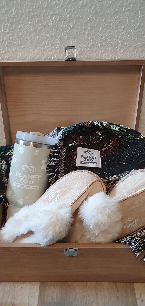 A late easter surprise from @PlanetZooGame !🤩💖
Thanks so much @klemay_ and the whole team for this awesome care package! The slippers are super cozy🥰

#planetzoo #planetzoogame