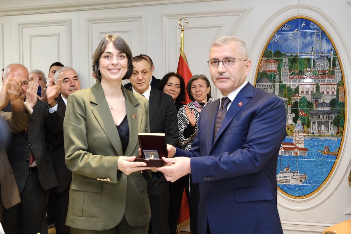 Öğrencilik yıllarımdan itibaren ilk evim olan Üsküdar’ın ilk kadın belediye başkanı olduğum için çok mutlu ve gururluyum. Bugün, görevi Sayın Hilmi Türkmen’den teslim aldım. Şimdi Üsküdarlı komşularımıza verdiğimiz sözleri tutmak için çok çalışacak, Üsküdarımızı birlikte