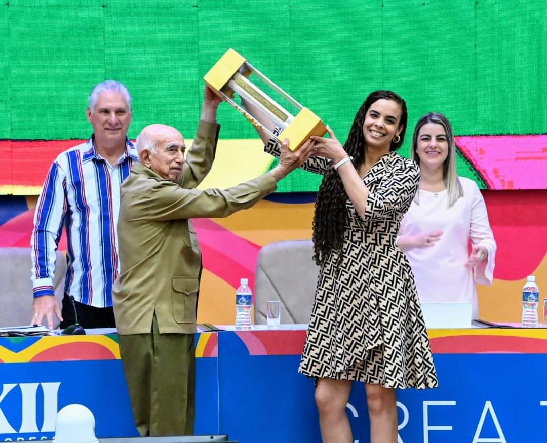 Vacuna_Cubana's tweet photo. Concluye un Congreso de la UJC que si algo nos deja bien claro es que nuestra juventud está más presente que nunca, que está dispuesta a asumir cada vez mayores responsabilidades  y sobre todo que la continuidad está garantizada. #JuntosXCuba #CreaTuFelicidad #Cuba https://t.co/UfTnqOr0ll