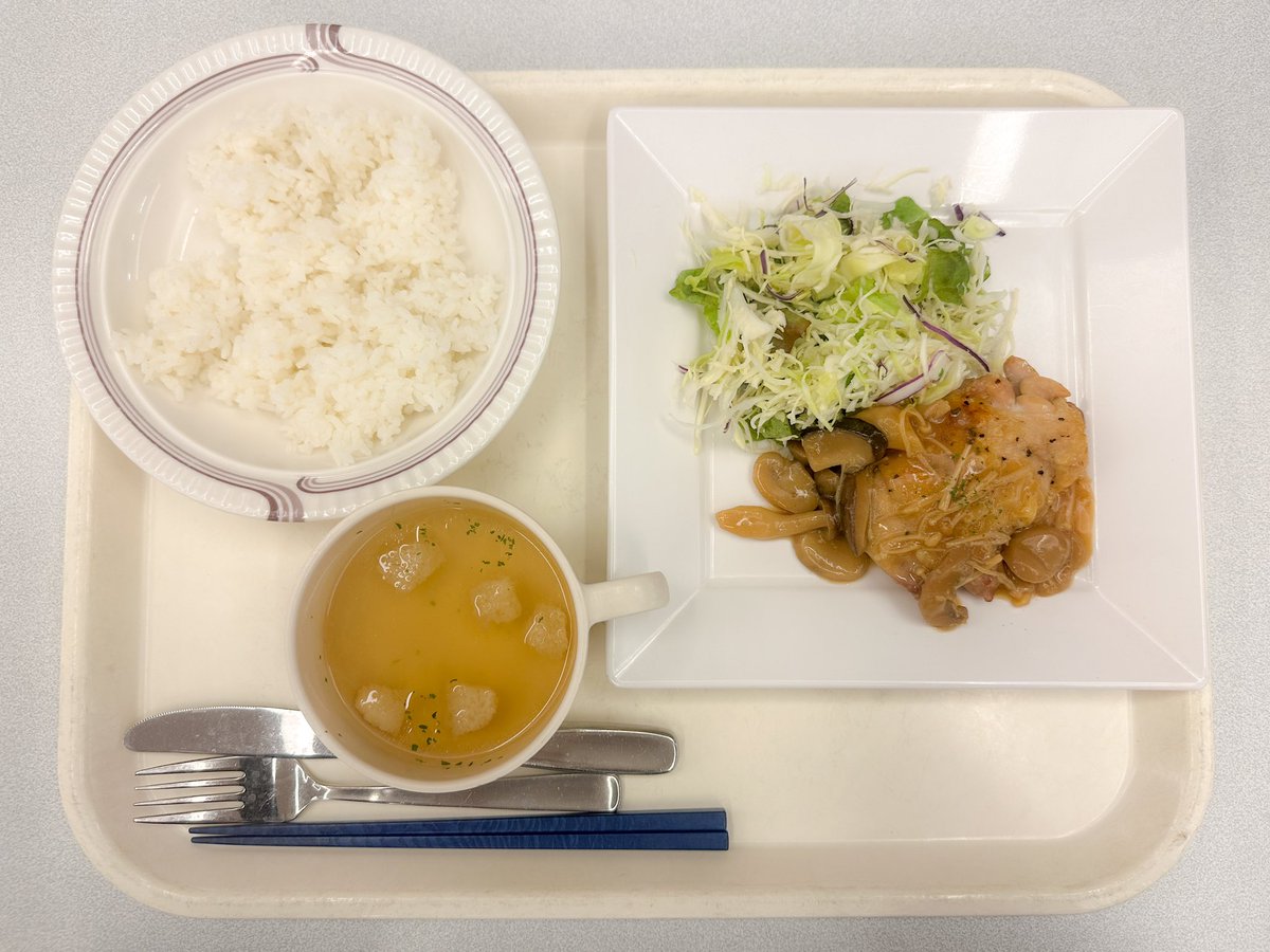 preceramic's tweet photo. 4/5のランチはこの4月から文化庁に派遣となった同僚研修生の方と一緒に文部科学省の職員食堂でバラエティのチキン和風きのこソースをいただきました🥰
#文部科学省 #職員食堂 #バラエティ #チキン和風きのこソース 
#社食 #社食ランチ #社食ごはん #社食シリーズ #社食日記 #社食ラブ #applejapan #iphone14pro #dailyphotos
#yummyfood #yummylicious #wp_deli_japan #foodphotography #foodstagram #foodie #foodporn #foodlover