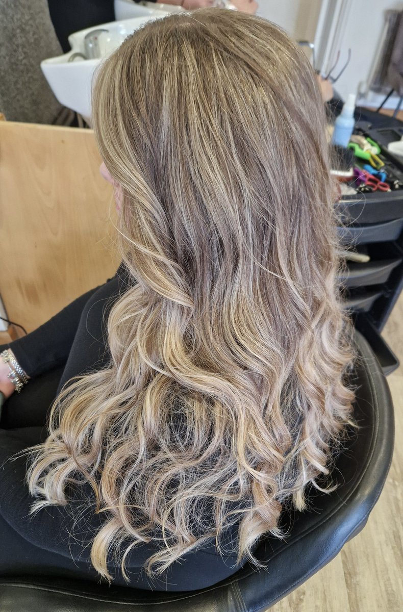 headmasters_ltd's tweet photo. Gorgeous creamy blend of blondes bringing that summer vibe.
It’s always a good hair day here at HeadMasters 🤩💖🎨🪄
#aveda #avedasalon #avedaartist #avedacolor #vegan #veganbeauty #blondehair #haircolor #summer #balayage #foilyage https://t.co/z7bANKoX8i