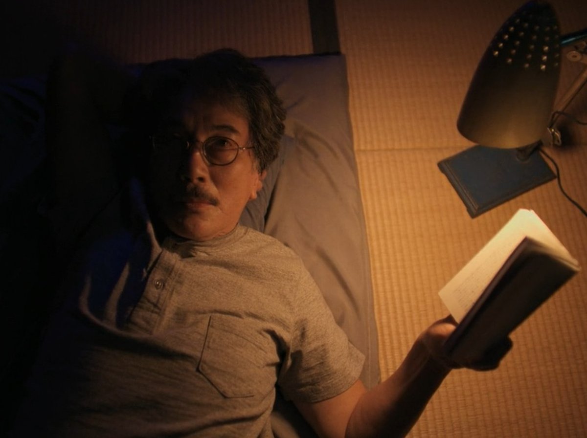 Film ini mengajak kita nontonin rutinitas kehidupan seorang petugas pembersih toilet di Tokyo.

Bangun pagi, kerja sampe sore, pulang ke rumah, istirahat, tidur, repeat 🔁

Iya film begitu (doang), tapi bener-bener nyenengin banget buat ditonton!