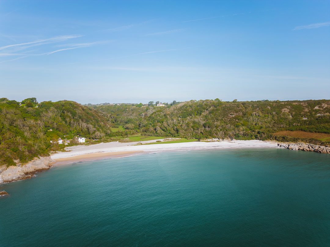 Good news for walkers heading to Pwll Du! A new sturdier bridge with handrails has made the route a little more accessible for those who wish to enjoy the area 🙂. Find more great walks in Swansea Bay here: loom.ly/84ilWzI