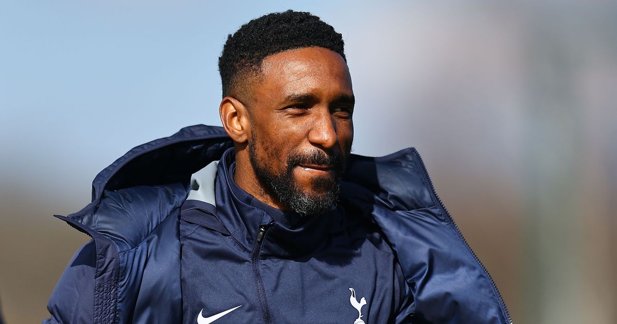 Jermain Defoe has thrown his hat in the ring to be Sunderland's next manager 🎩 And he's already got his backroom team lined up...👀 @simonbird_ mirror.co.uk/sport/football…