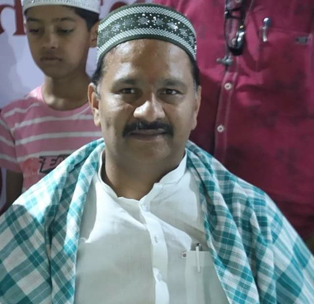 patil_abhijeet1's tweet photo. #इफ्तार दावत-ए-रोजा | मंगळवेढा, गैबीपीर दरगाह येथे रमजान निमित्त इफ्तार पार्टीचे आयोजन करण्यात आले होते.. यावेळी उपस्थित राहून हिंदू-मुस्लिम बांधवासोबत इफ्तार करून रमजान महिन्याच्या सर्व बांधवांना शुभेच्छा दिल्या..
#रमजान #इफ्तार #पंढरपूर #Ramjan #eftar #pandharpur https://t.co/v5bckmcXZl