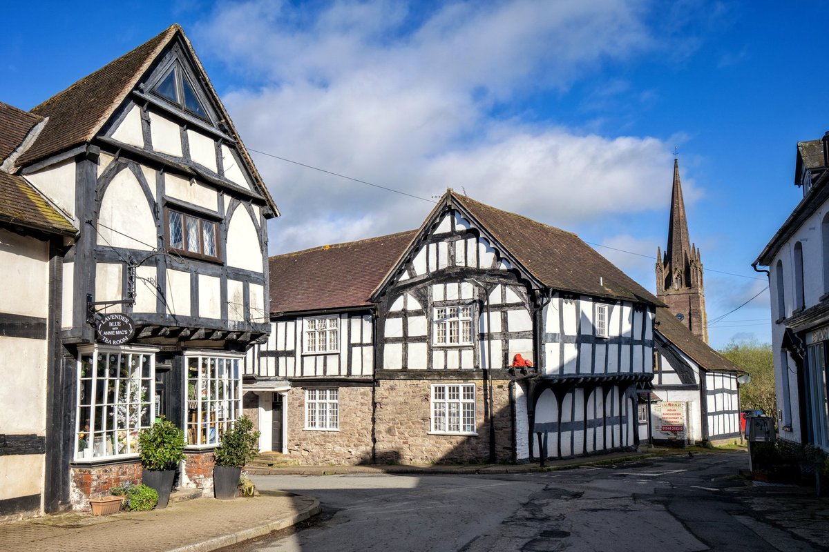 Cultivate the habit of early rising. It is unwise to keep the head long on a level with the feet. - Henry David Thoreau
.
Early morning mooching in #Weobley in #Herefordshire ☀️