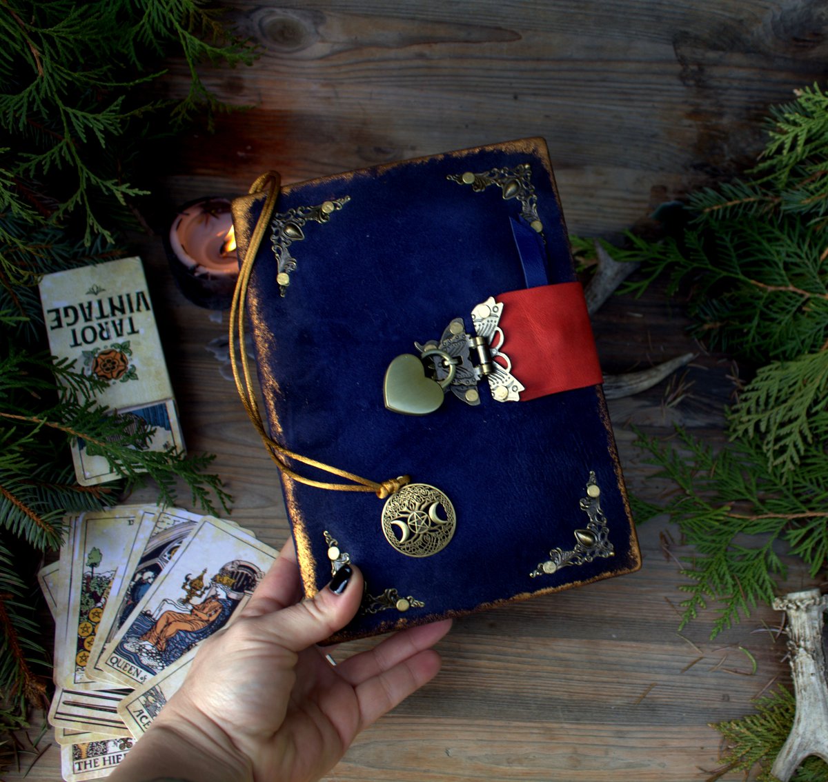 MemoryKeeper9's tweet image. This magical A5 book is made entirely by hand in keeping with the magical art of making these books. The sheets are bound using the ancient technique of needles and threads, covered in beautiful suede, locked with a padlock and a key included
memorykeeper.store/products/blue-…