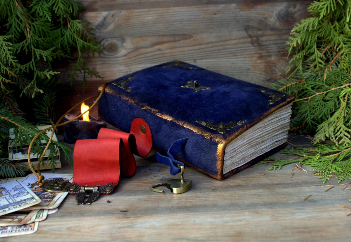 MemoryKeeper9's tweet image. This magical A5 book is made entirely by hand in keeping with the magical art of making these books. The sheets are bound using the ancient technique of needles and threads, covered in beautiful suede, locked with a padlock and a key included
memorykeeper.store/products/blue-…