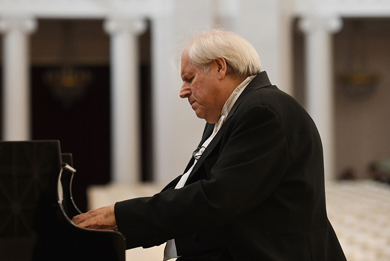 Lundi 8 avril à 20h. Il reste encore quelques places pour le concert annuel de l'immense pianiste russe Grigory Sokolov au @TCEOPERA : lmy.de/GZub Au programme : Bach, Chopin et Schumann. #ÀNePasRater, #VendrediLecture.