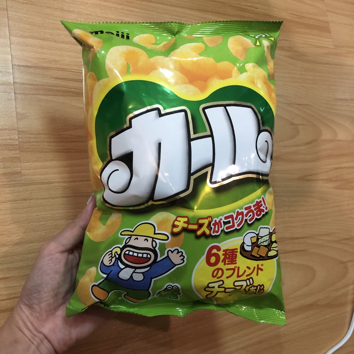 matsutako_jp's tweet photo. ใครไปญี่ปุ่นแล้วเจอขนมคารุแนะนำซื้อ เป็นขนมที่คนญป.ตบตีแย่งชิงกัน ล้อเล่นนะ เป็นขนมที่คนญป.ตามหา ใครเจอก็ต้องซื้อ มันอร่อยแต่ไม่ค่อยมีขาย ผู้ผลิตเขาไม่ได้ส่งทั่วประเทศแล้ว แถวคันโต(พวกโตเกียวและรอบๆ จะไม่มีขาย)ในระคุเท็นก็โดนอัพราคา ตอนไปโอซาก้าเราเจอ หมดแล้วอยากกินแต่ไม่มีขาย😹 https://t.co/AbMnb6vU5k